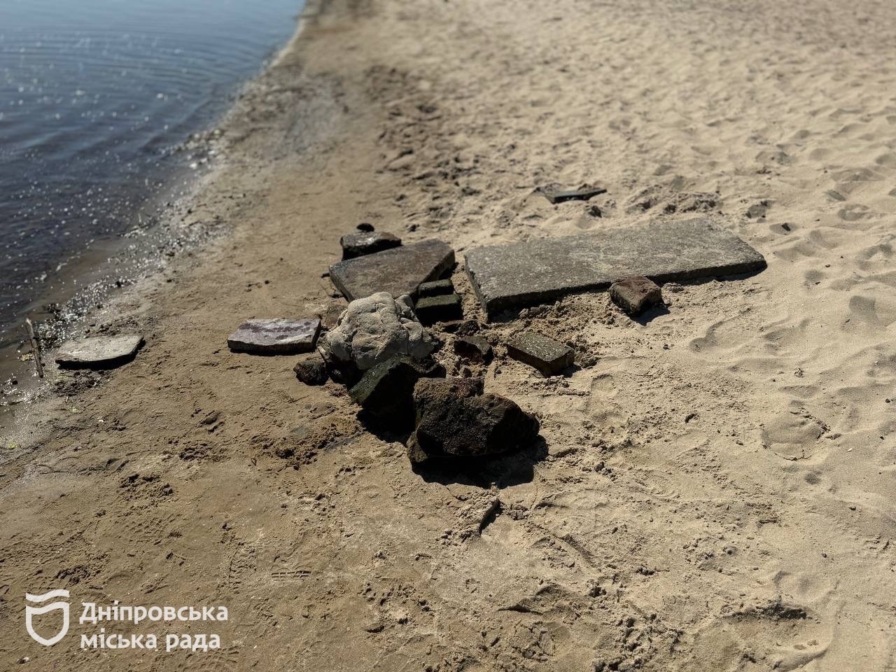 Попри невизначеність щодо відкриття купального сезону на офіційних пляжах у Дніпрі, водолази розпочали очищення дна та берегової зони - 25.05.2026