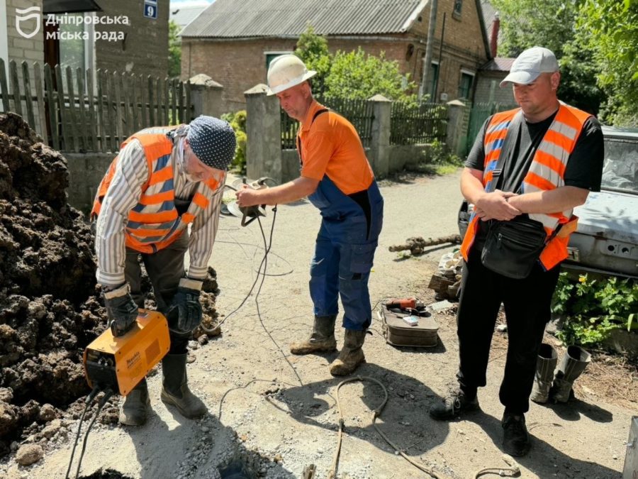 Цілодобово для людей. Героїчні комунальники Дніпра 24/7 ліквідовують аварії на мережах - 25.05.2026