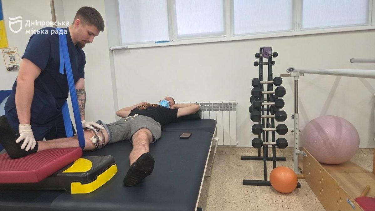 «З крісла колісного я встав лише кілька місяців тому. А тепер можу їздити на машині, рухатись, впевнено стою», — захисник про результати відновлення в реабілітаційному центрі Дніпра