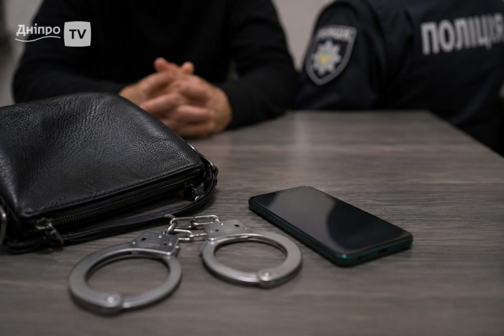 На Дніпропетровщині чоловік вкрав у жінки сумку з телефоном на вокзалі