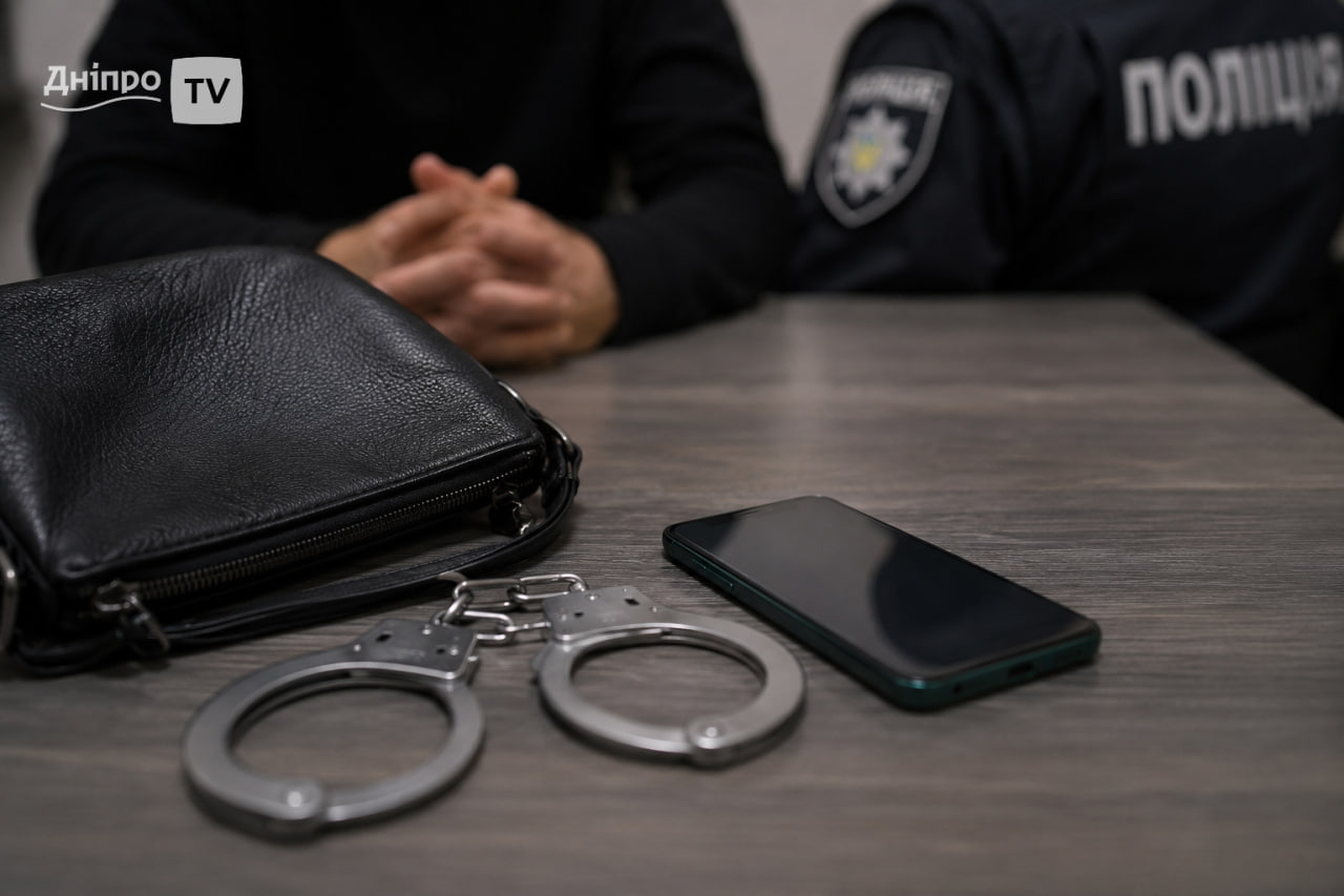 На Дніпропетровщині чоловік вкрав у жінки сумку з телефоном на вокзалі