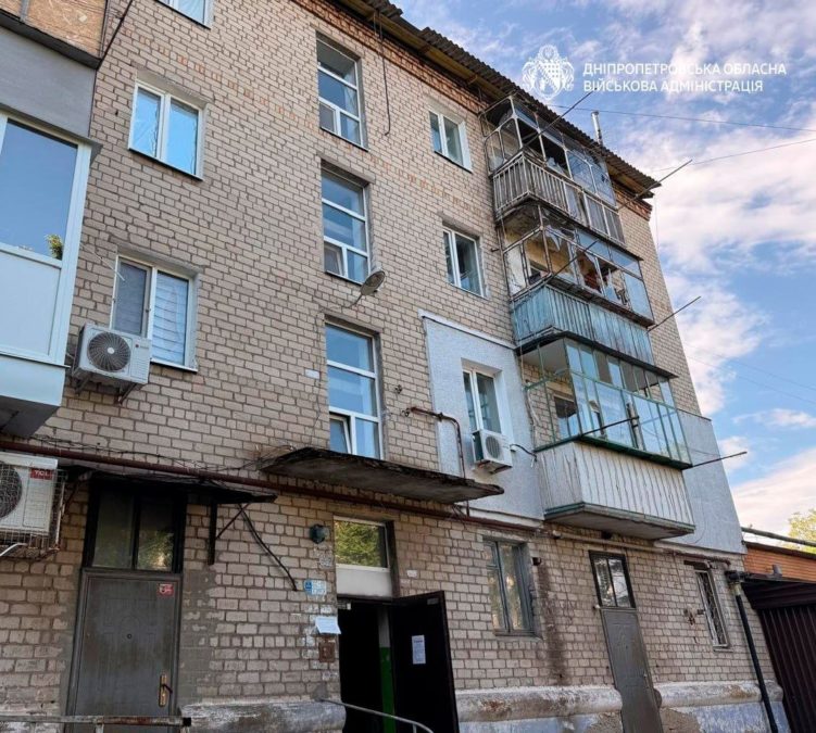 Двоє людей поранені: ворог майже 40 разів атакував Нікопольщину та Синельниківщину