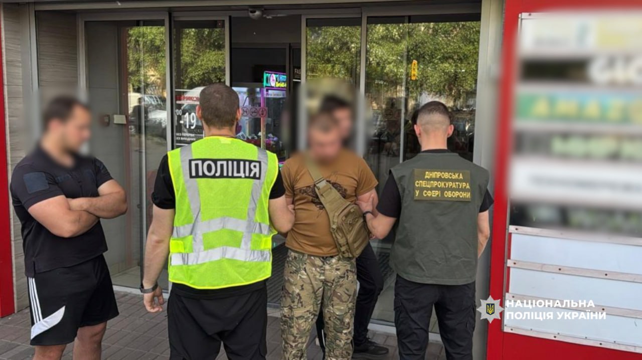 На Дніпропетровщині затримали військових, які вимагали 100 тисяч гривень у підлеглого