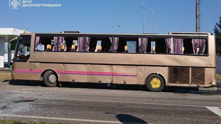 Удар по АЗС на Дніпропетровщині: пошкоджено автобус із 40 дітьми, є поранені