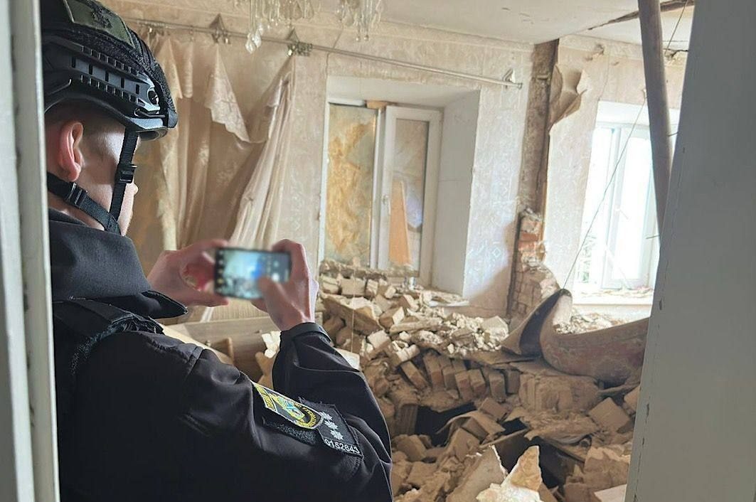 Наслідки ворожих атак по Дніпропетровщині, в результаті яких загинули двоє людей, показали у поліції