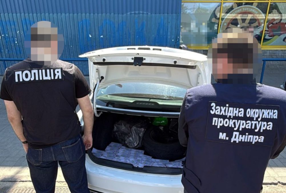 $15 тисяч за «відрядження»: у Дніпрі викрили схему незаконного виїзду за кордон