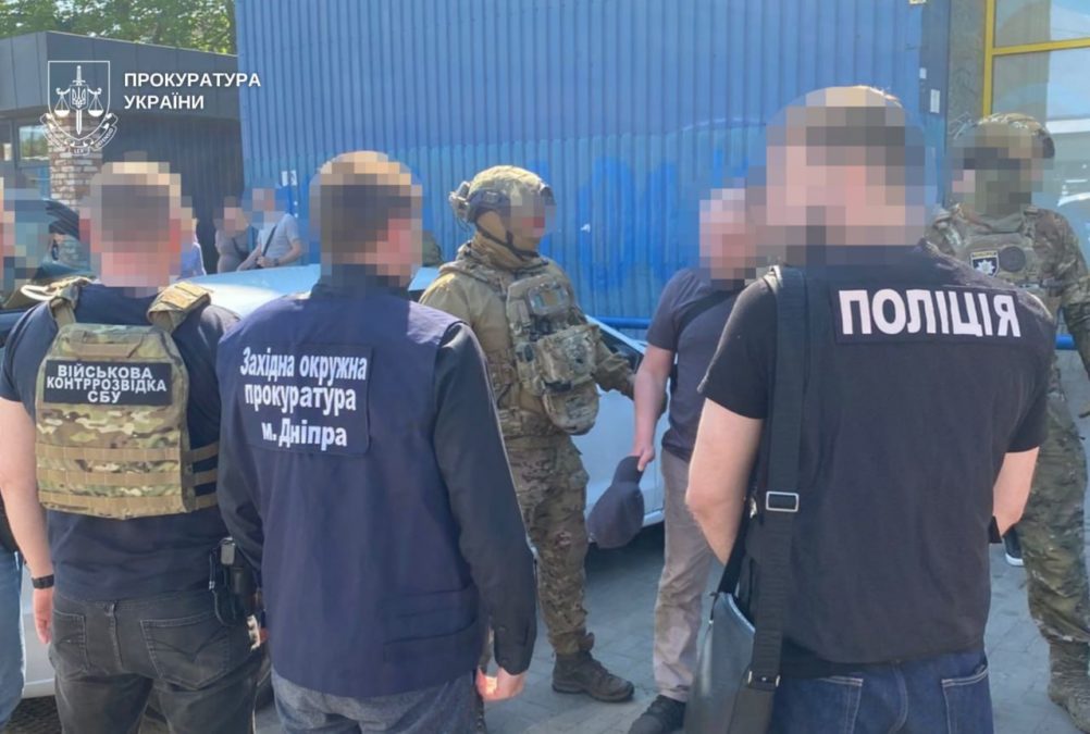 $15 тисяч за «відрядження»: у Дніпрі викрили схему незаконного виїзду за кордон