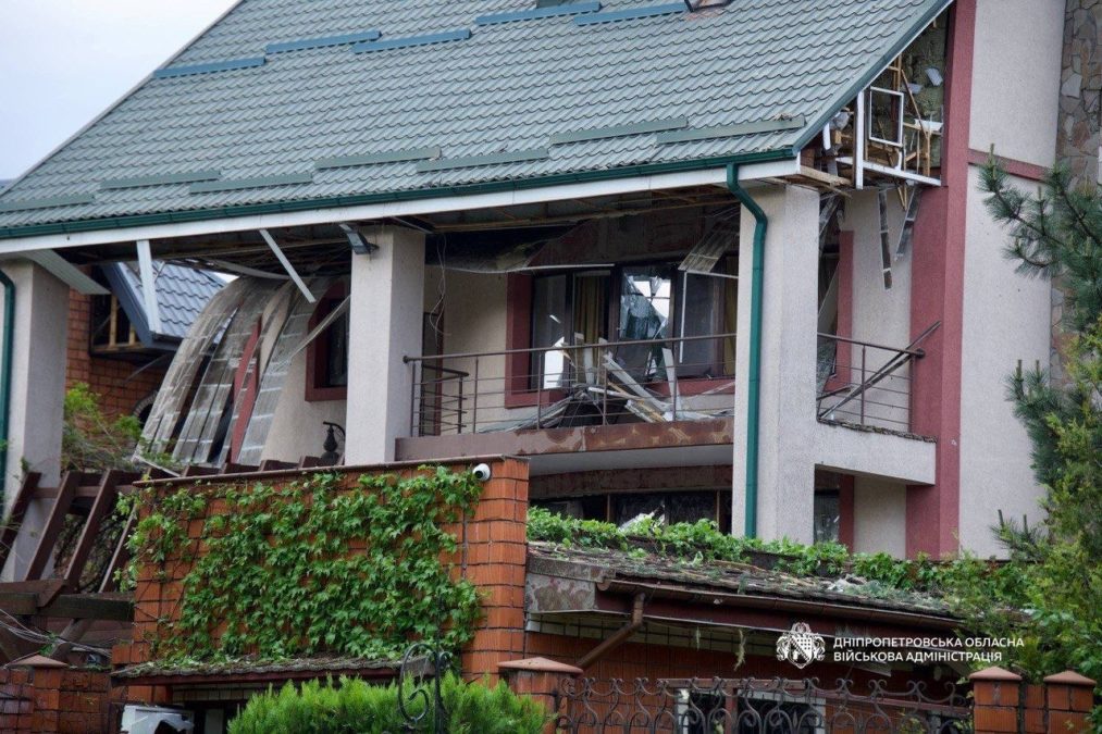 Восьмеро людей дістали поранень: понад 30 разів ворог атакував чотири райони Дніпропетровщини - 17.05.2026
