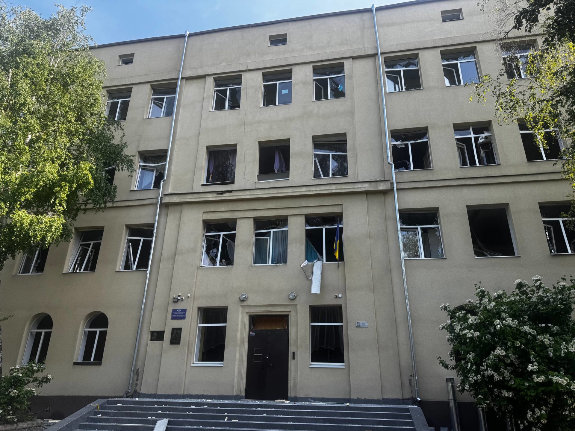 Діра у стелі: внаслідок масованої атаки рф на Дніпро постраждали два дитячі садочки та гімназія