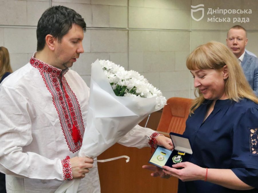 У Дніпрі під час сесії міськради медичним працівникам традиційно вручили почесні нагороди від усього міста У Дніпрі під час сесії міськради медичним працівникам традиційно вручили почесні нагороди від усього міста