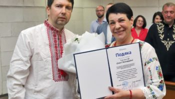 У Дніпрі під час сесії міськради медичним працівникам традиційно вручили почесні нагороди від усього міста
