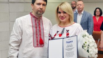 У Дніпрі під час сесії міськради медичним працівникам традиційно вручили почесні нагороди від усього міста