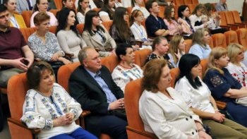 У Дніпрі під час сесії міськради медичним працівникам традиційно вручили почесні нагороди від усього міста