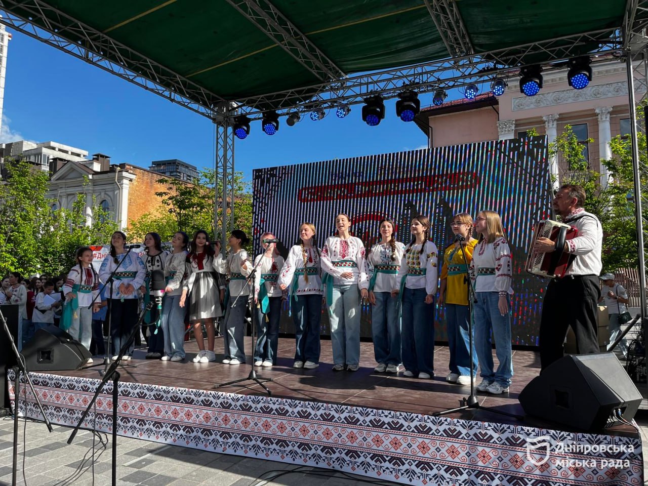 «Це ДНК нації»: у Дніпрі на Успенській площі відзначили День вишиванки 2026