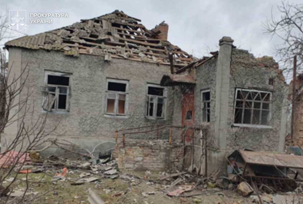 У Нікополі пошкодження від старості видали за «повне знищення» будинку внаслідок обстрілів — все заради мільйонної компенсації