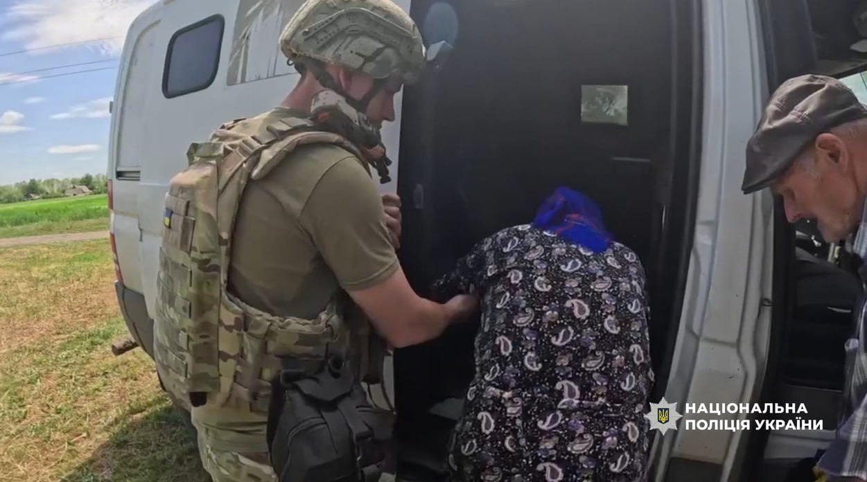 Під прицілом дронів та канонаду вибухів: як «Білі янголи» рятували бабусь із пекла в Межовій - 28.05.2026