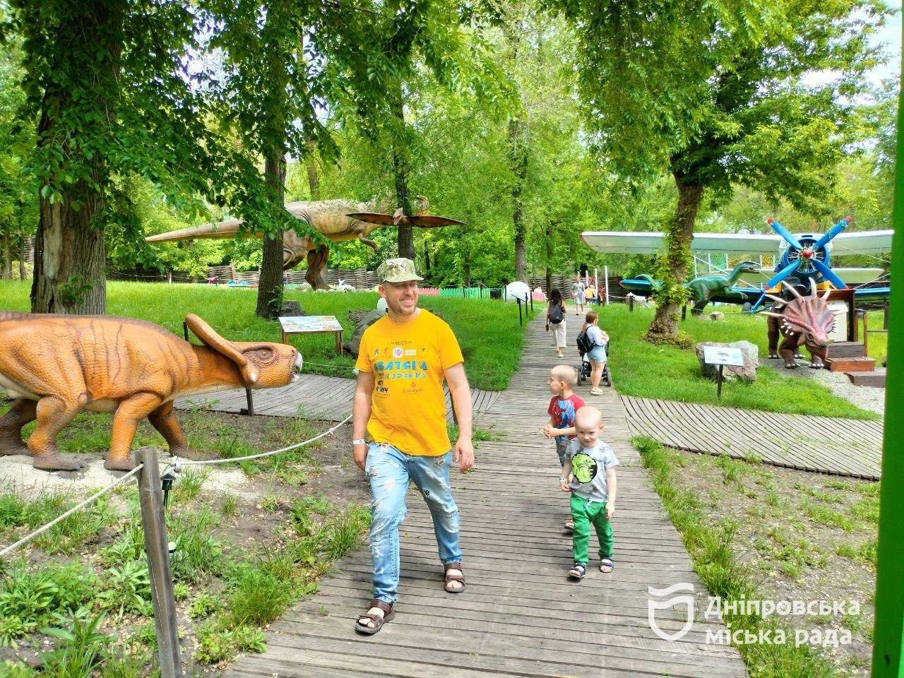 У Дніпрі ветеранів із родинами запросили на безкоштовний відпочинок у Динопарк