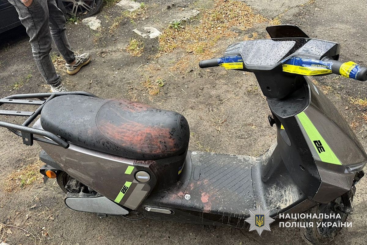 У Дніпрі чоловік викрав електроскутер біля під’їзду будинку