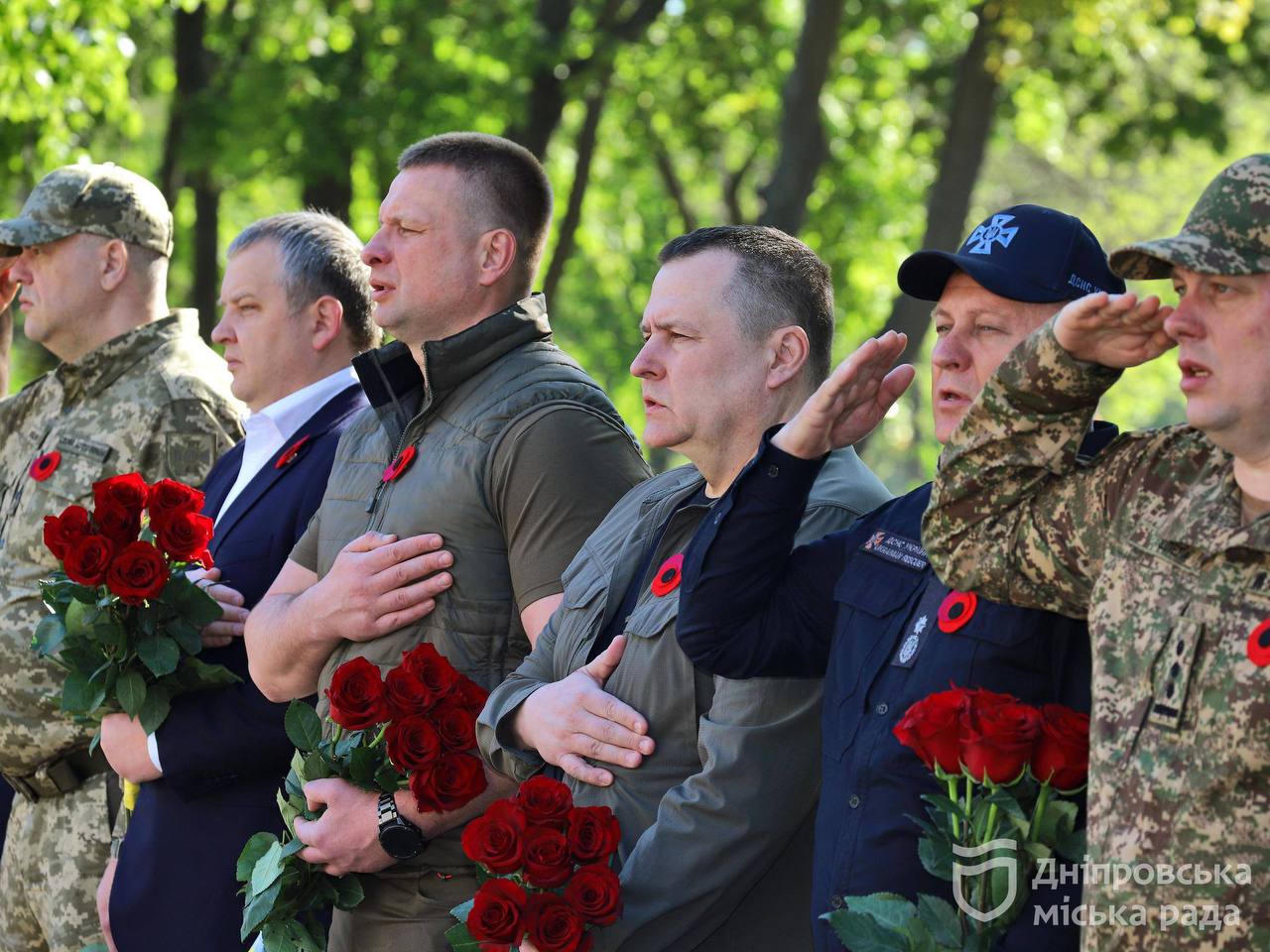 Керівник ДніпроОВА Ганжа та мер Філатов взяли участь у вшануванні Дня памʼяті та перемоги над нацизмом у Другій світовій