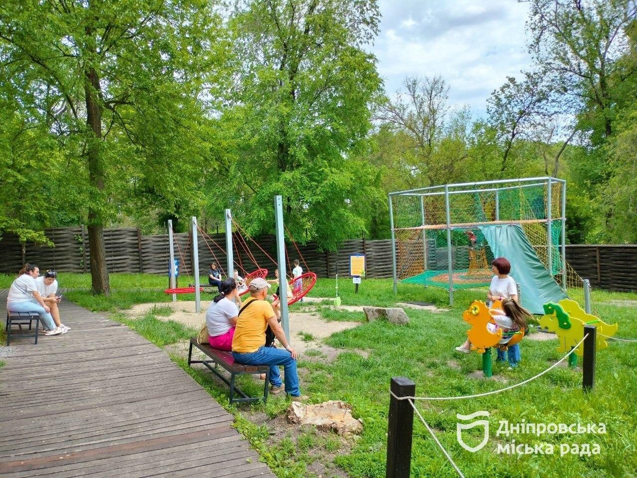 У Дніпрі ветеранів із родинами запросили на безкоштовний відпочинок у Динопарк