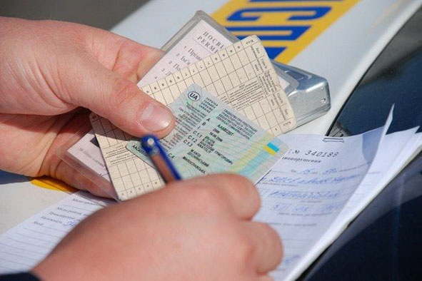 Постраждалі від обстрілів українці можуть безкоштовно відновити водійські документи