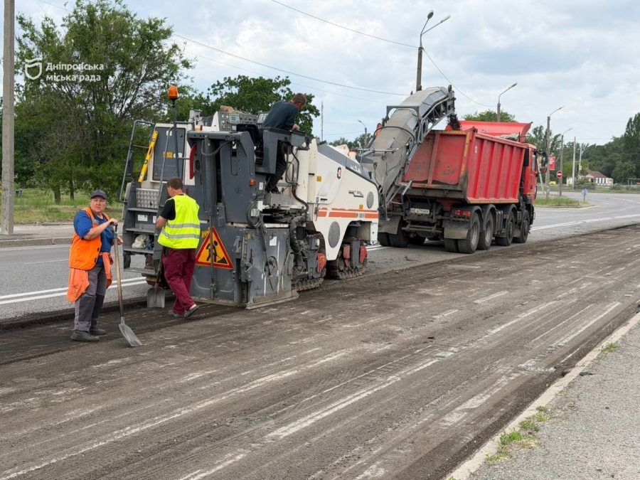У Дніпрі продовжують ремонтувати дороги На вулиці Панаса Мирного оновлять близько 2 6 тис квадратних метрів покриття