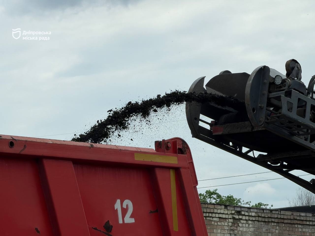 У Дніпрі продовжують ремонтувати дороги На вулиці Панаса Мирного оновлять близько 2 6 тис квадратних метрів покриття