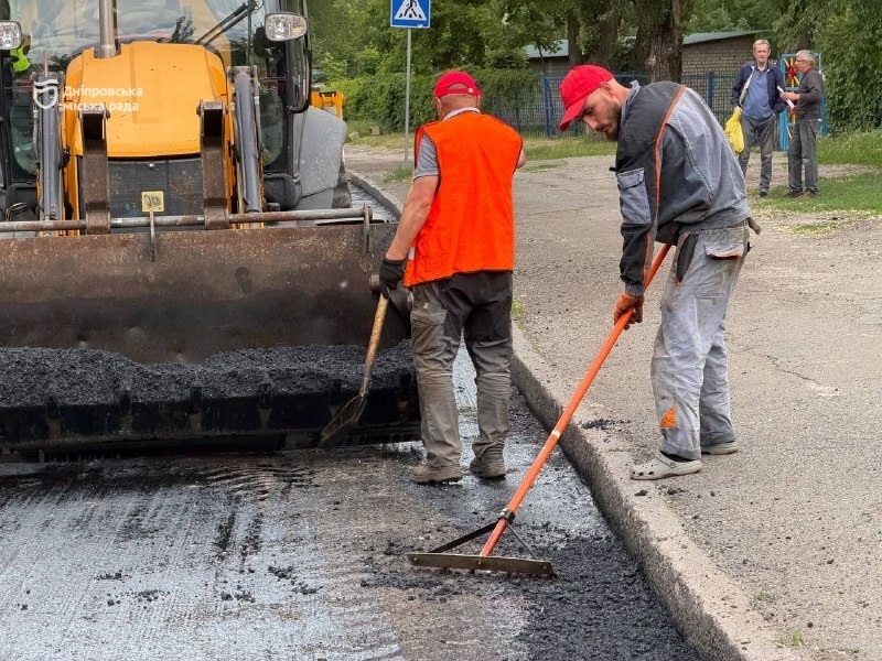 У Дніпрі продовжують ремонтувати дороги На вулиці Панаса Мирного оновлять близько 2 6 тис квадратних метрів покриття