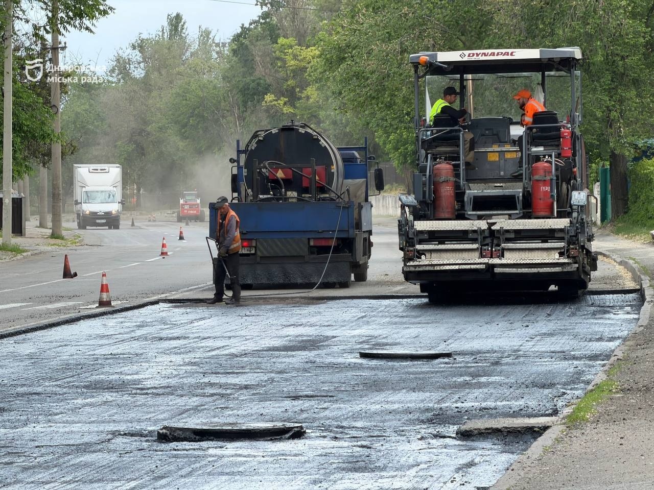 У Дніпрі продовжують ремонтувати дороги На вулиці Панаса Мирного оновлять близько 2 6 тис квадратних метрів покриття