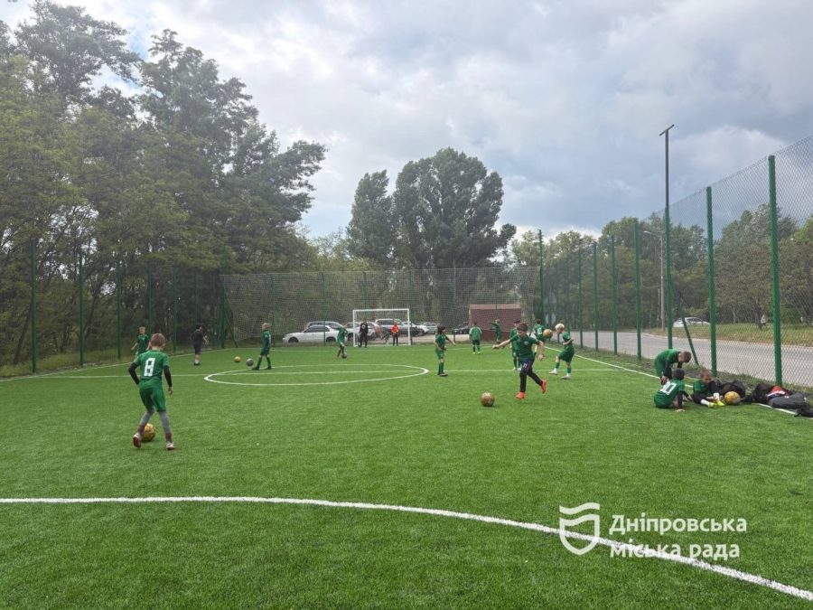У Дніпрі на ж/м Ломівський оновили футбольне поле: тепер тут безпечно тренуються діти й дорослі - 14.05.2026