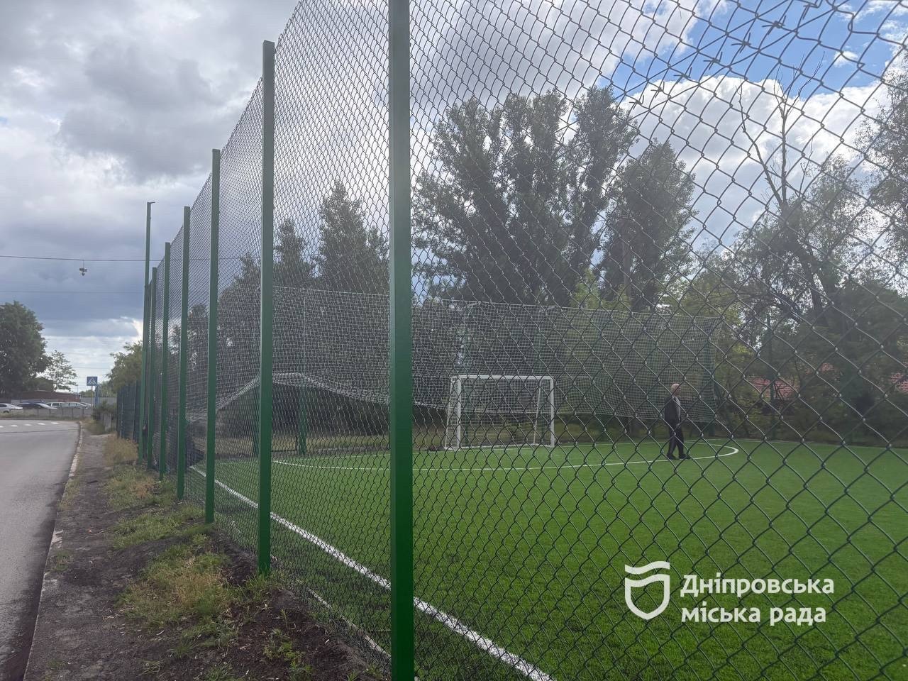 У Дніпрі на ж/м Ломівський оновили футбольне поле: тепер тут безпечно тренуються діти й дорослі - 14.05.2026