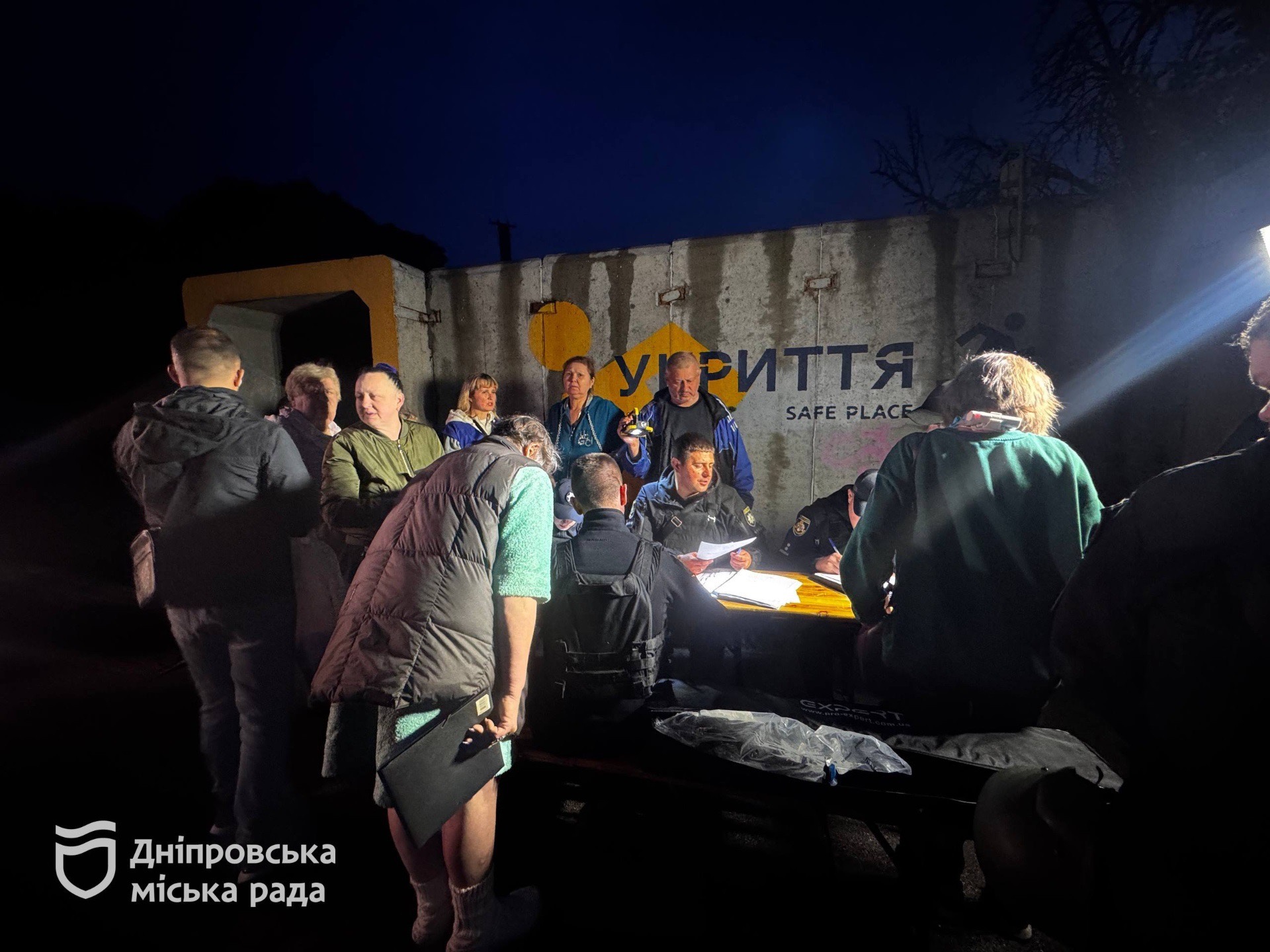Новокодацький район Дніпра вдруге за добу зазнав атаки рф 17 травня: комунальники ліквідовують наслідки - 17.05.2026