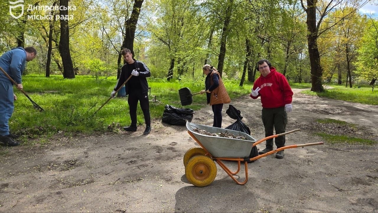 «Дніпро — це наш дім, і ми дбаємо про нього разом!» — колектив КП «Інфо-рада-Дніпро» вийшов на толоку #Чистий_Дніпро - 01.05.2026