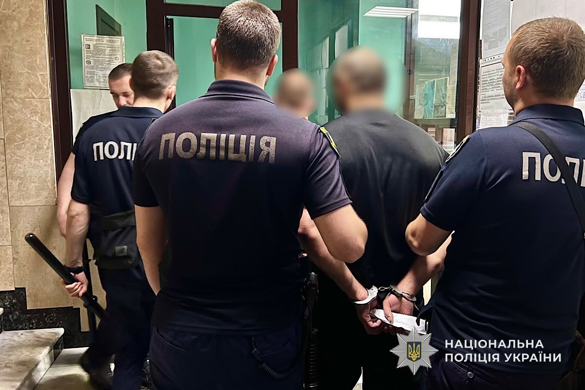 Викрали сейф із грошима та намагалися втекти: у Дніпрі затримали двох підозрюваних - 11.06.2026