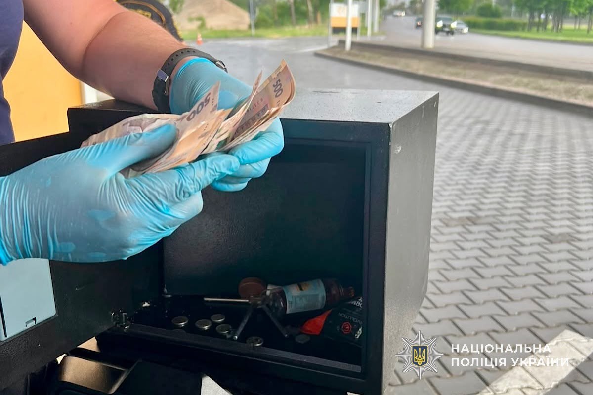 Викрали сейф із грошима та намагалися втекти: у Дніпрі затримали двох підозрюваних - 11.06.2026