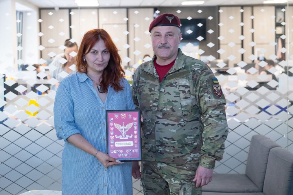 Колектив ДніпроTV отримав відзнаки від Командування Десантно-штурмових військ ЗСУ напередодні професійного свята - 06.06.2026