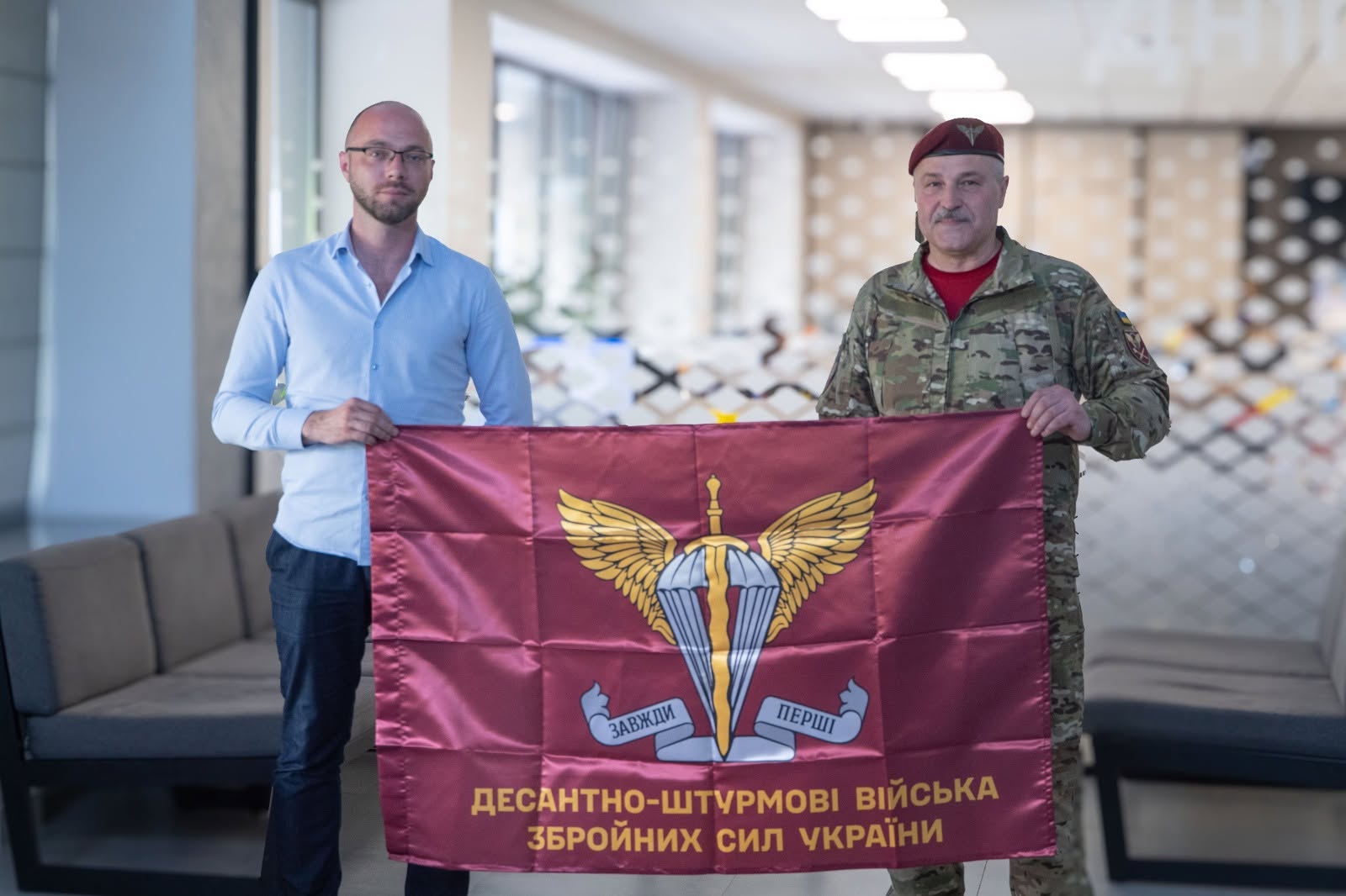 Колектив ДніпроTV отримав відзнаки від Командування Десантно-штурмових військ ЗСУ напередодні професійного свята - 06.06.2026