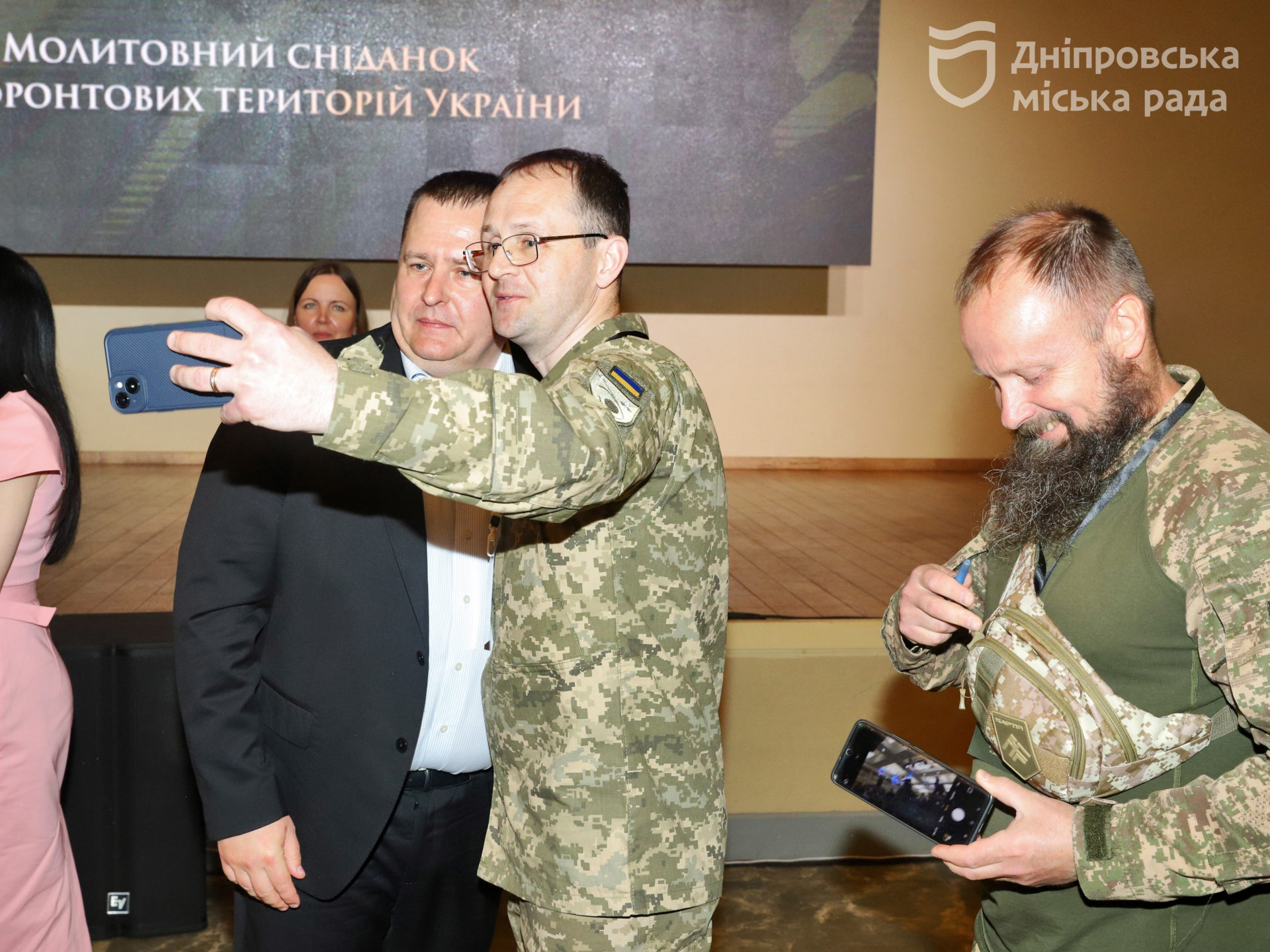 У Дніпрі пройшов великий молитовний сніданок, що зібрав близько 400 представників прифронтових регіонів України - 18.06.2026