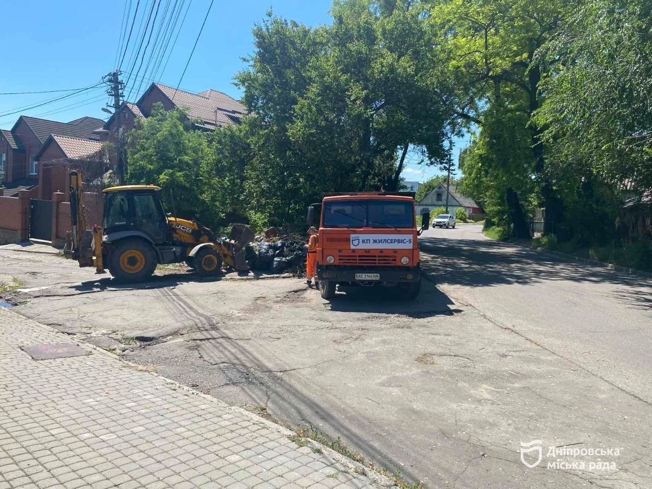 Комунальні служби Дніпра продовжують системно очищати двори та майданчики від побутового непотребу