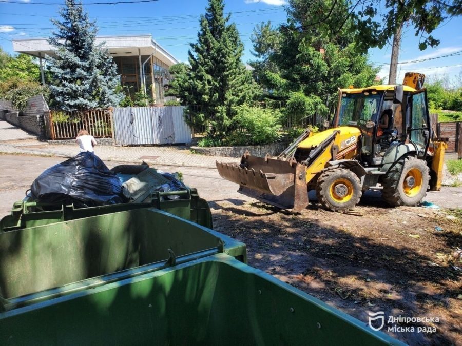 Комунальні служби Дніпра продовжують системно очищати двори та майданчики від побутового непотребу