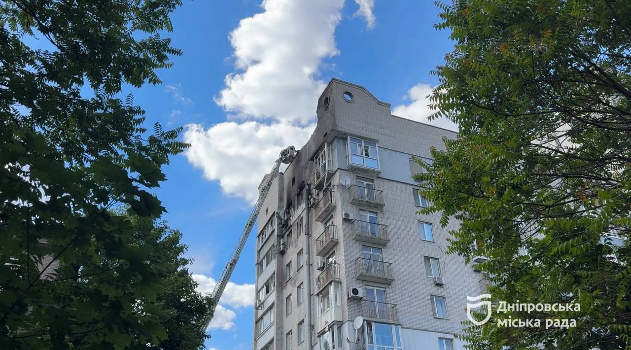 У Дніпрі після повторної ворожої атаки 2 червня комунальники та благодійники готуються допомагати мешканцям пошкодженого будинку - 02.06.2026