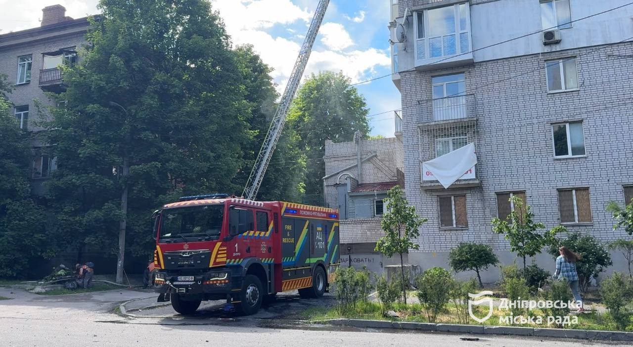 У Дніпрі після повторної ворожої атаки 2 червня комунальники та благодійники готуються допомагати мешканцям пошкодженого будинку - 02.06.2026