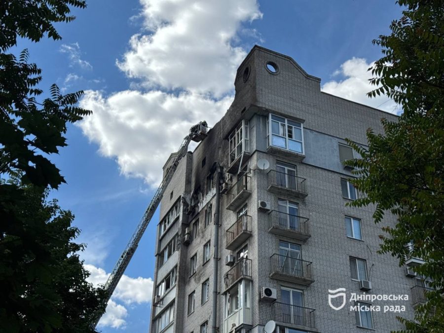 У Дніпрі після повторної ворожої атаки 2 червня комунальники та благодійники готуються допомагати мешканцям пошкодженого будинку - 02.06.2026