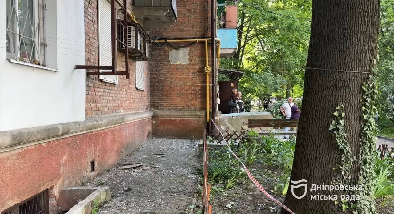 У Дніпрі після повторної ворожої атаки 2 червня комунальники та благодійники готуються допомагати мешканцям пошкодженого будинку - 02.06.2026