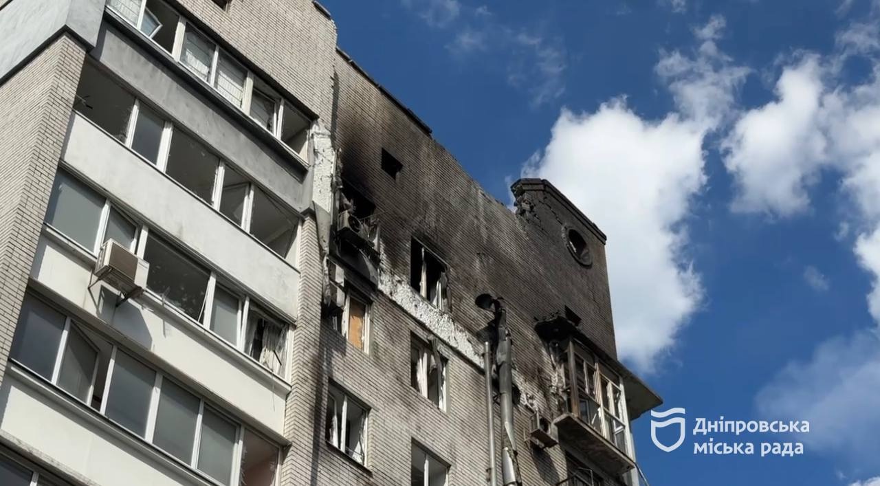 У Дніпрі після повторної ворожої атаки 2 червня комунальники та благодійники готуються допомагати мешканцям пошкодженого будинку - 02.06.2026