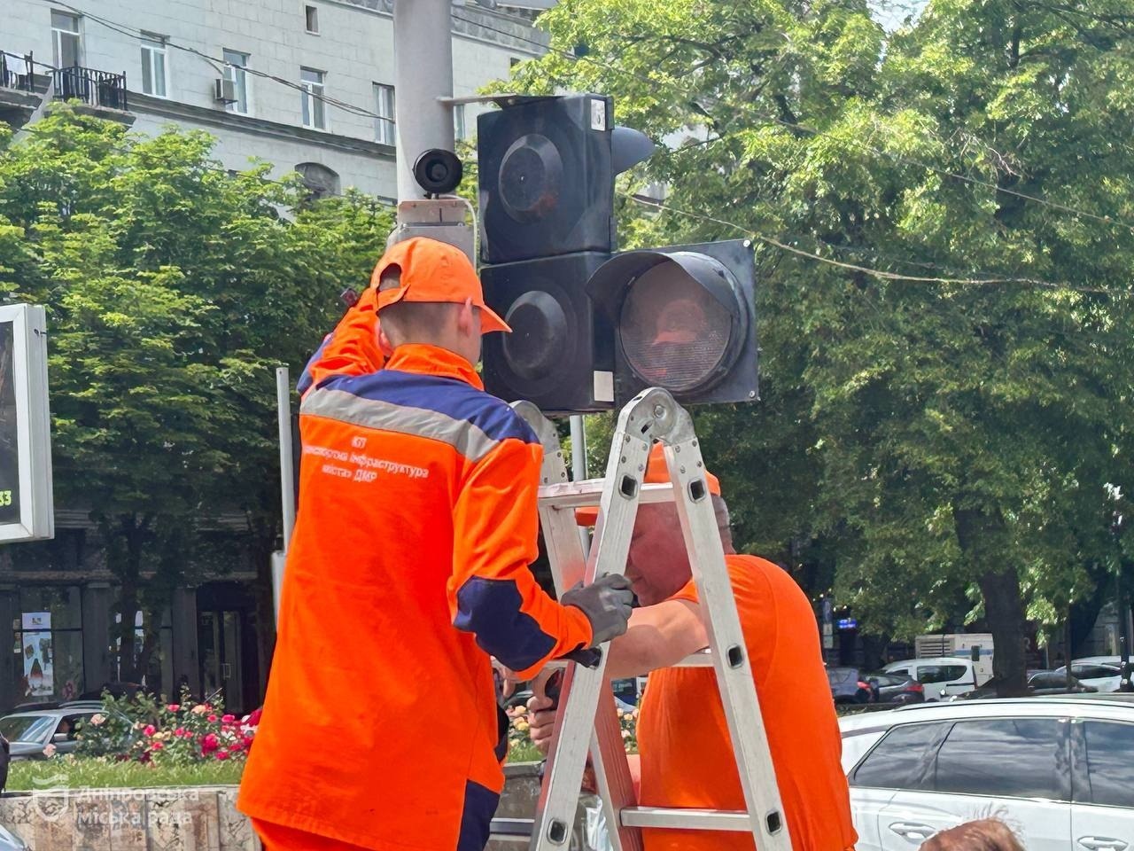 Задля комфорту та безпеки. У Дніпрі на центральному проспекті всі пішохідні світлофори обладнали звуковим дублюванням для людей із порушеннями зору в межах флагманського проєкту «Рух без бар’єрів» - 04.06.2026