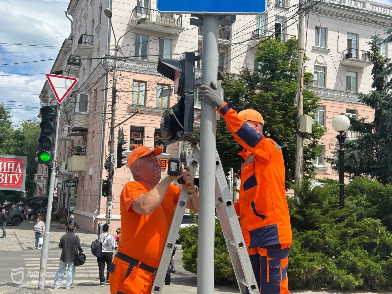 Задля комфорту та безпеки. У Дніпрі на центральному проспекті всі пішохідні світлофори обладнали звуковим дублюванням для людей із порушеннями зору в межах флагманського проєкту «Рух без бар’єрів» - 04.06.2026