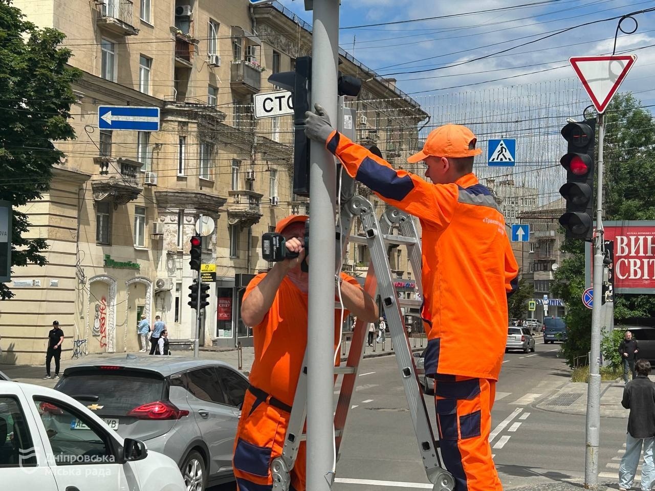 Задля комфорту та безпеки. У Дніпрі на центральному проспекті всі пішохідні світлофори обладнали звуковим дублюванням для людей із порушеннями зору в межах флагманського проєкту «Рух без бар’єрів» - 04.06.2026