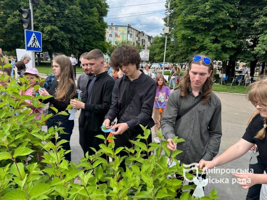 У Дніпрі вшанували пам’ять дітей, яких забрала війна: юні художники провели пленер заради миру