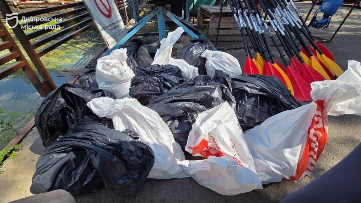 #Чистий_Дніпро: під час прибирання на каяках зібрали 3 кубічні метри сміття